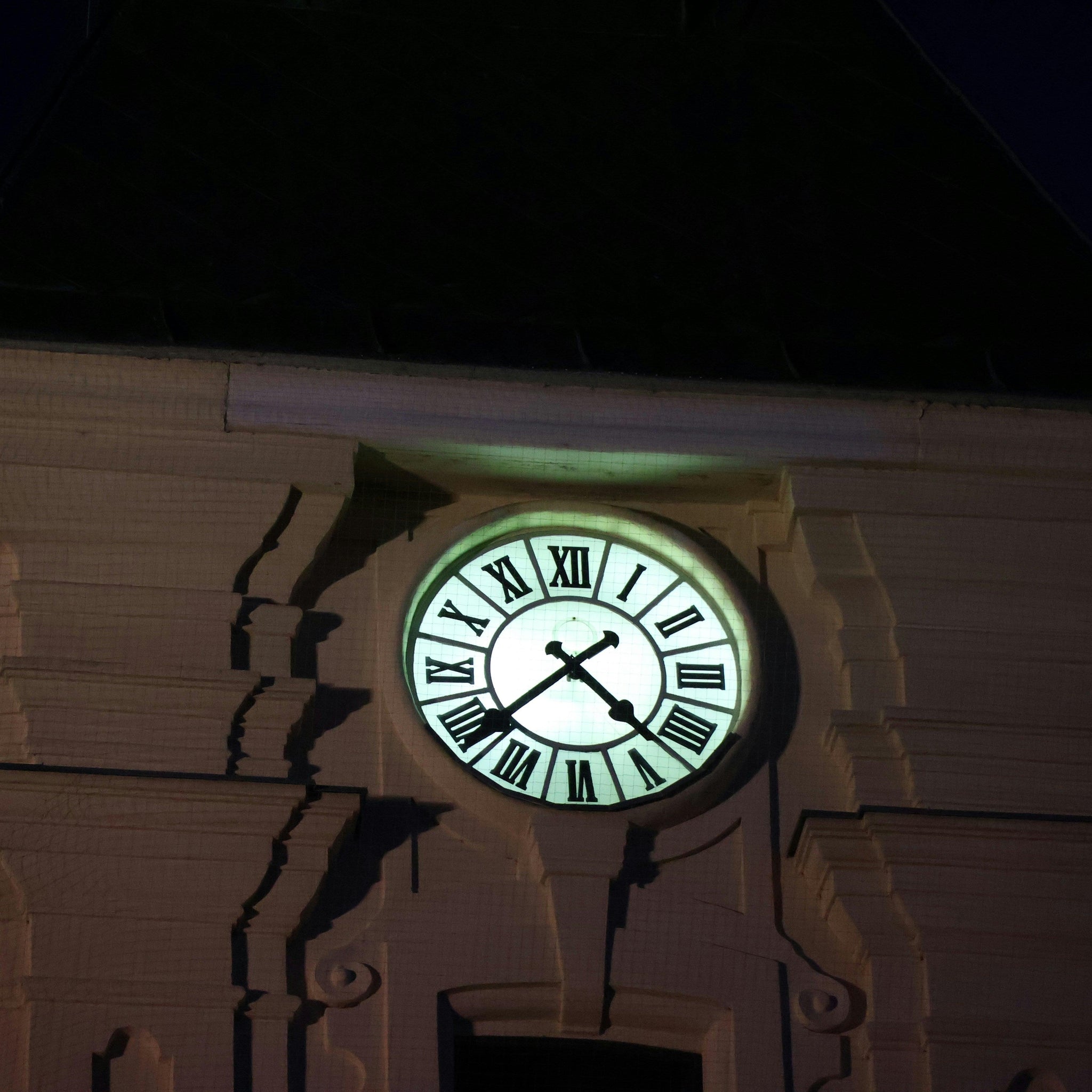 Time as Design: Using Clocks as Decorative Statements